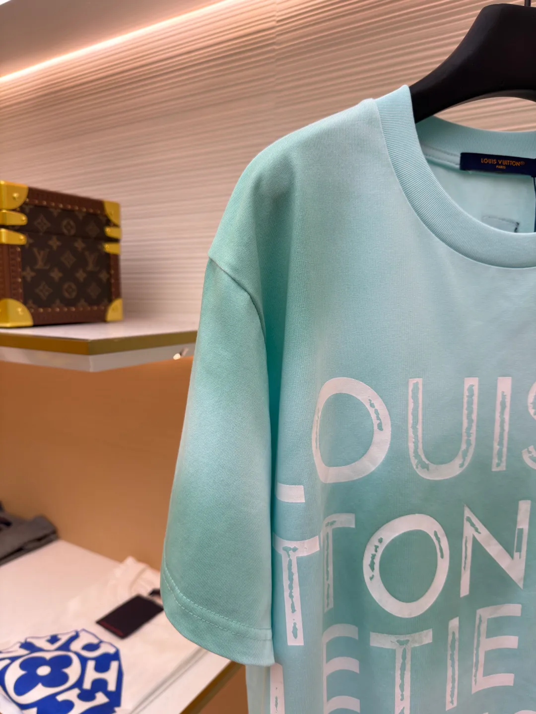 LOUIS VUITTON tie-dye printed cotton T-shirt ●Original version: Purchased and developed for 8500 ●Item number: 1682282-A15 ●Fabric: cotton fabric ●Technology: tie-dye printing production ●Color: blue ●Version: fitted version ●Weight: about 300 grams ●Size: S-M-L-XL ●Description: This Louis Vuitton letter-printed short-sleeved T-shirt is made of high-count combed cotton fabric. It has been treated with pre-washing water to achieve a soft and skin-friendly touch while avoiding shrinkage and deformation after wearing. The body of the shirt has a fresh mint green tone. The color is dyed through an environmentally friendly reactive dyeing process. It has high color fastness and is not easy to fade after being washed for a long time. The front letter printing uses imported glue screen printing technology and is completed in multiple overprints. The edges of the fonts are clear and textured, forming a natural concave and convex contrast with the fabric. The body is cut into a loose off-shoulder version, and the shoulder seams are embedded with a clipping process. The lines are smooth and have no irritation on the skin. The neckline is equipped with a double-needle ribbed hemming design, which is durable and not easy to loosen. Every stitch strictly follows the brand's craftsmanship standards. The details highlight the rigor and sophistication of luxury product production. The brand's classic logo and modern craftsmanship are integrated to create a ready-to-wear effect with both texture and design. The overall wiring is straight and delicate, the fabric is comfortable and soft, and the color is consistent without color difference. It can be matched with the same style to create a fashionable look and control various occasions. Customized accessories, complete with three standards, same style for men and women!